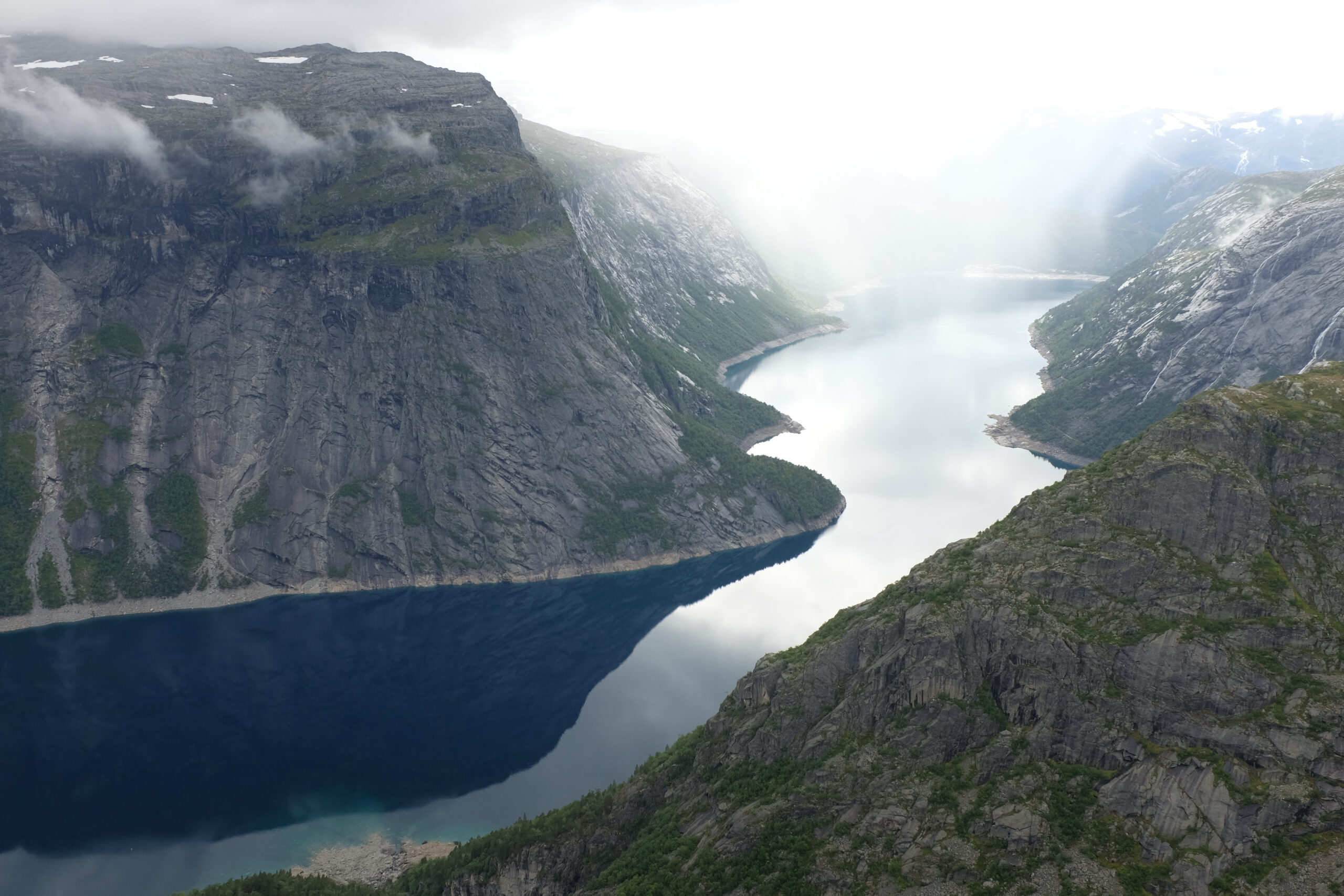 Mraky nad jezerem Ringedalsvatnet a horskými stěnami u Trolltungy